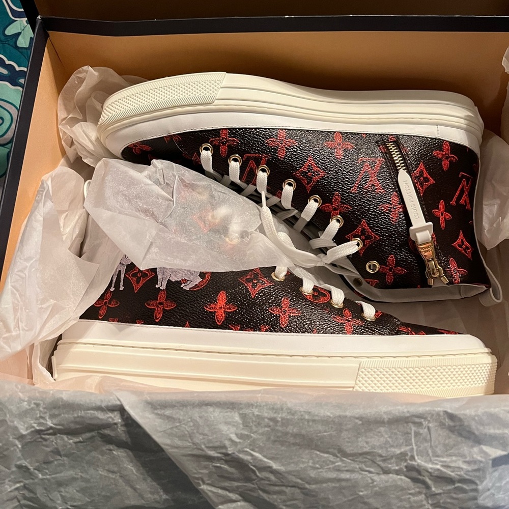 Louis Vuitton Stellar Catogram sneaker Rare / Vintage
Size 41 (10.5)